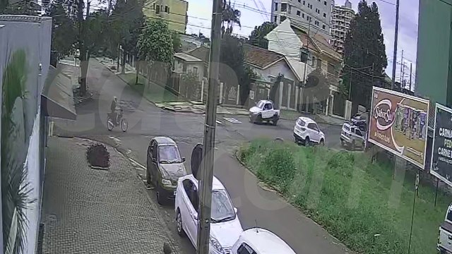 Câmera flagra batida entre carro e moto no Centro de Cascavel; motociclista fica ferido