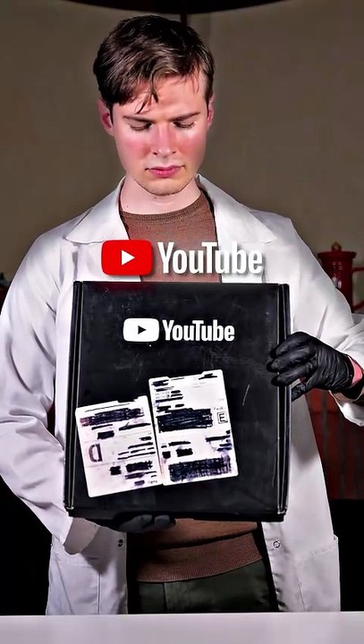 L'intérieur du colis des trophées youtube