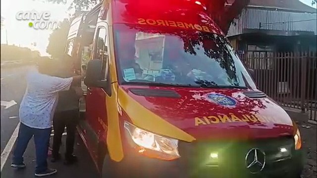 Jovem de 19 anos fica ferida após batida traseira entre carro e moto no Centro de Toledo