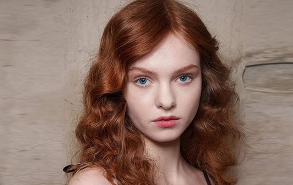 عروض لندن تعيد صيحات الجمال الفينتج إلى الواجهة