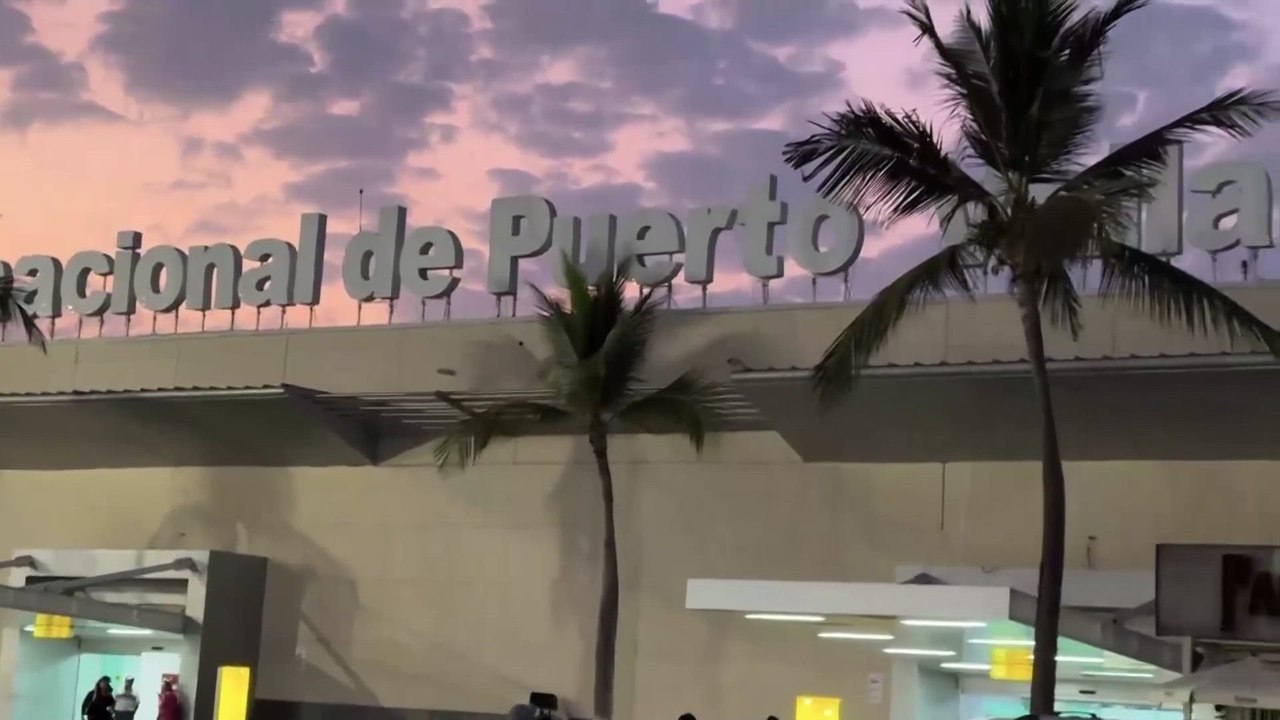 Los turistas relatan el pánico tras la suspensión de los vuelos a Puerto Vallarta debido a la violencia de los cárteles mexicanos