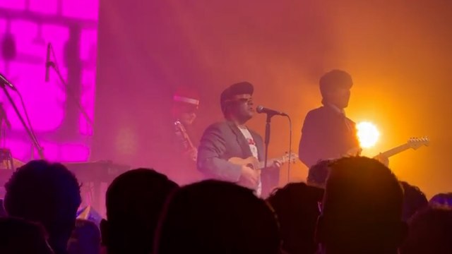 Il lento avvicinamento al palco dell'Ariston di TonyPitony, al momento spopola sulla nave al largo di Sanremo