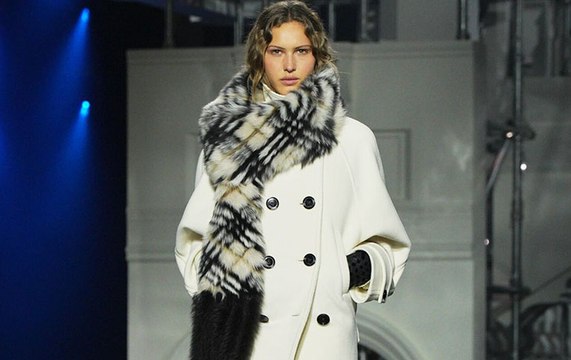 عرض Burberry الجديد يستحضر أجواء لندن عند منتصف الليل