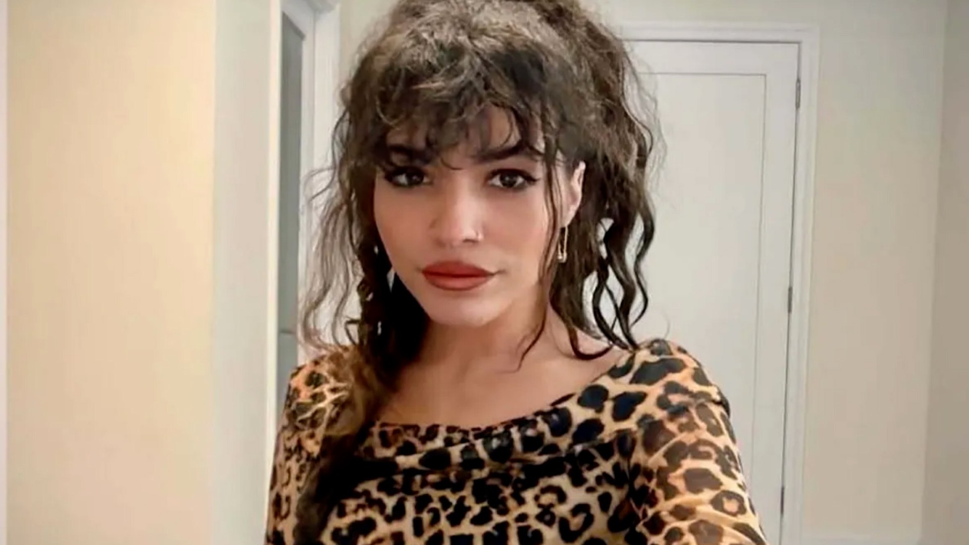 Alexandria "Lexi" Jones, la hija de 25 a�os del legendario m�sico David Bowie y la supermodelo Iman, ha compartido un desgarrador y valiente testimonio sobre su pasado a trav�s de un v�deo en sus redes sociales. En la grabaci�n, la joven relata c�mo la presi�n de crecer bajo la sombra de dos iconos mundiales y las tragedias familiares la llevaron a una espiral de depresi�n, trastornos alimenticios y adicciones.