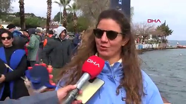 Dondurucu soğukta, buz gibi denizdeki bu kulaçlar çocukların geleceği için atıldı!