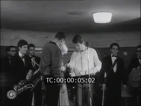 1964 – Johnny Hallyday – Remise du Colt d’Or à Eddy Mitchell (Actualités Gaumont, Golf Drouot, 11 Novembre)