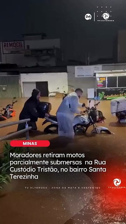 Juiz de Fora: moradores retiram moto submersa em enchente