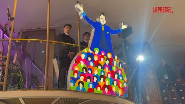 Carlo Conti svela l'insegna luminosa dedicata a Pippo Baudo: così a Sanremo 2026