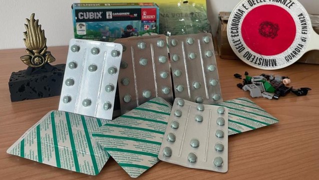 Genova - Ossicodone nascosto nei giocattoli: sequestrate 140 pillole dirette negli Stati Uniti (24.02.26)