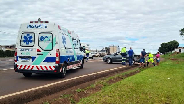 Carro e caminhão se envolvem em colisão na rodovia BR-277, em Cascavel