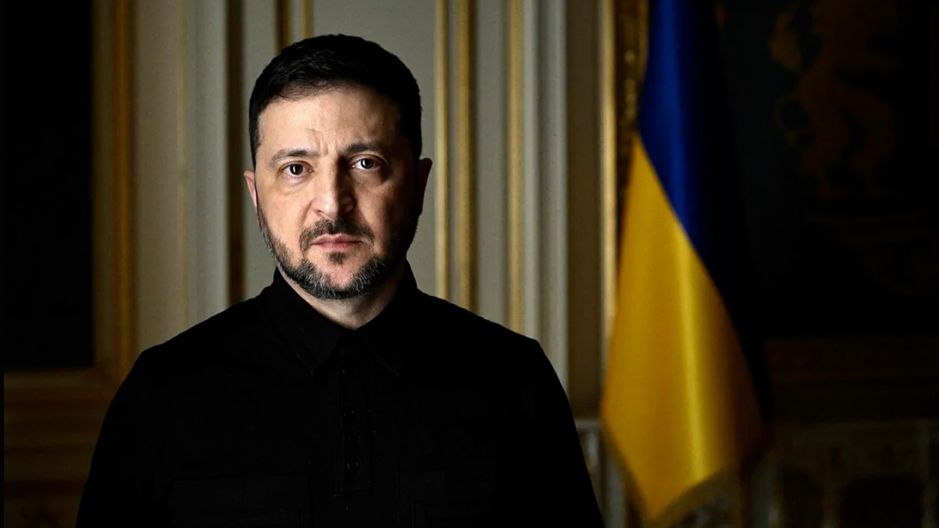 En el marco del cuarto aniversario del inicio de la invasi�n a gran escala, el presidente ucraniano, Volodimir Zelenski, ha comparecido por videollamada ante el Parlamento Europeo para solicitar formalmente una "fecha clara para la adhesi�n a la UE". Zelenski advirti� que esta garant�a es una parte vital de la diplomacia para poner fin a la guerra, ya que, de lo contrario, Vlad�mir Putin encontrar� la manera de "bloquear a Ucrania durante d�cadas dividiendo a Europa". Durante su discurso de diez minutos, describi� al r�gimen ruso como una dictadura que no reconoce fronteras y busca destruir activamente la libertad de sus vecinos, se�alando que el mandatario ruso depende ahora fundamentalmente de China y Corea del Norte.