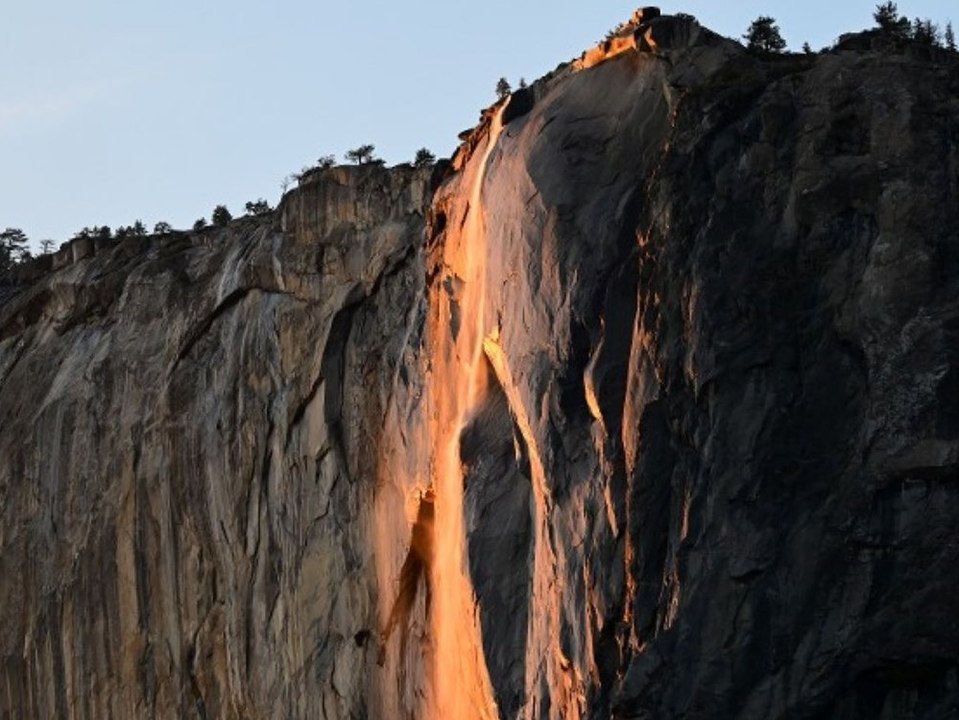 Spektakuläres Naturphänomen: Warum der 'Feuerfall' plötzlich glüht