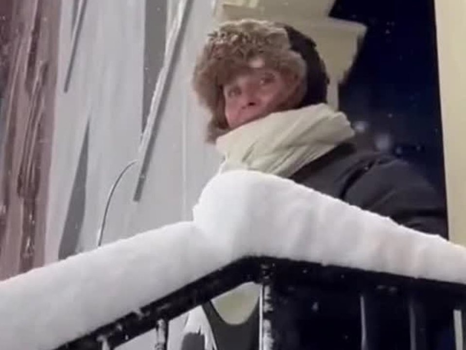 Mit Schneeschaufel: Cynthia Nixon trotzt New Yorker Winterchaos