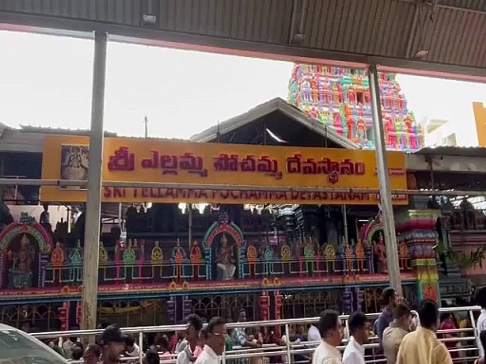 పొద్దు తిరుగుడు పూలతో ముస్తాబైన బల్కంపేట్ ఎల్లమ్మ తల్లి - పలు రకాల పుష్పాలతో దర్శనమిచ్చిన అమ్మవారు