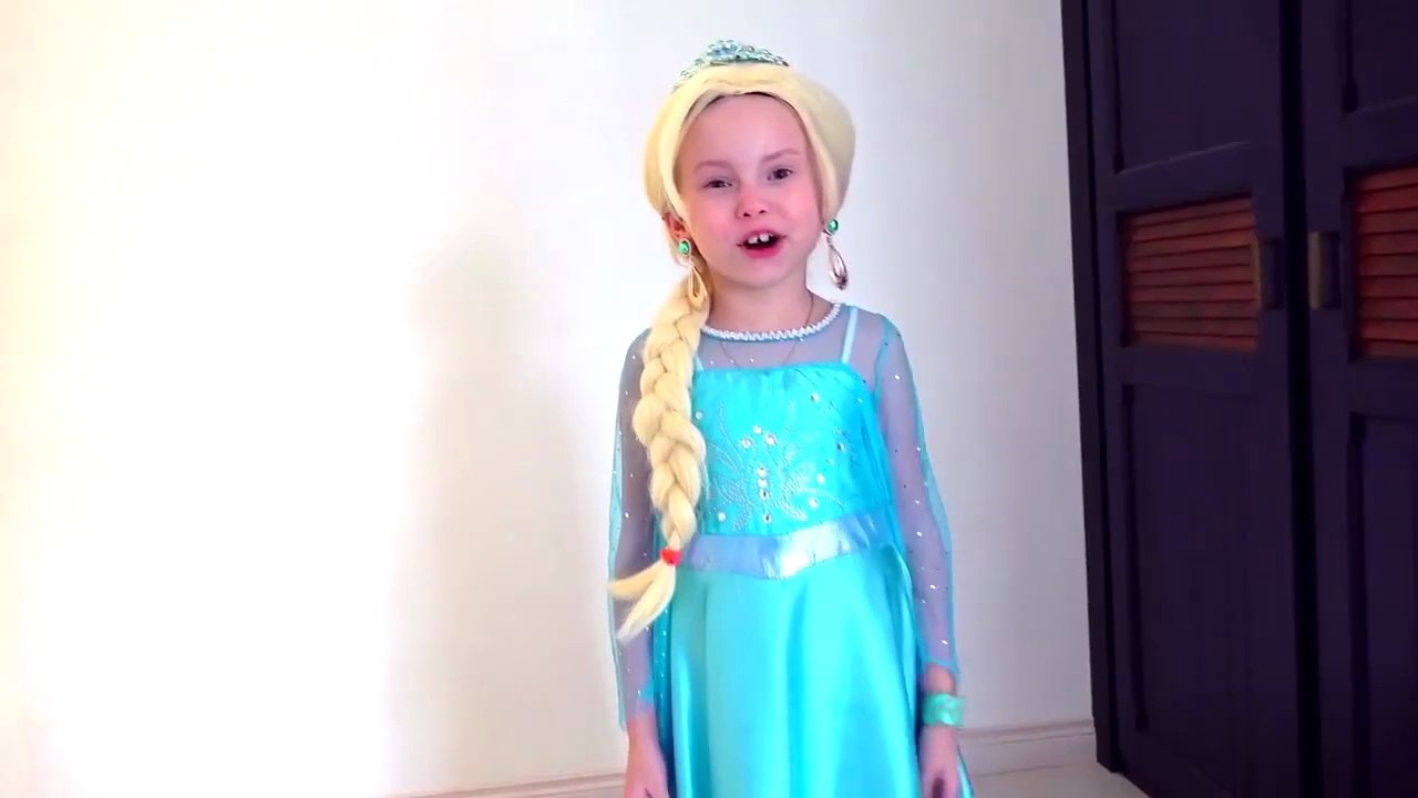 Frozen Elsa está preparando un regalo para el cumpleaños de PRINCESAS Anna