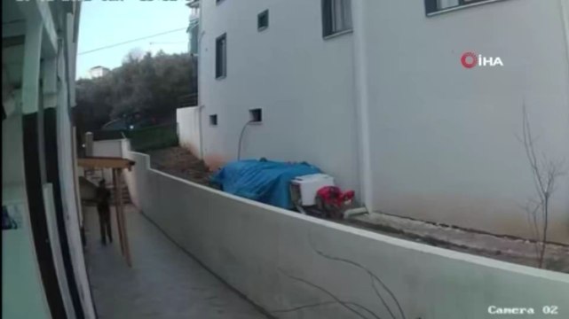 Yalova’nın Çınarcık ilçesinde çocuk gürültüsü nedeniyle aralarında husumet olan komşularının saldırısına uğrayan babanın burnu kırılmış, kucağındaki 14 aylık kızının ise kafatası çatlamıştı. Olay günüyle ilgili güvenlik kamerası görüntüleri ortaya çıktı.