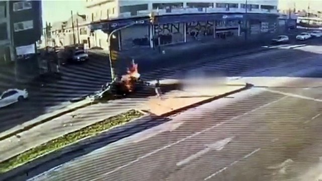 Un auto chocó con un colectivo y se prendió fuego: 4 personsas escaparon de las llamas