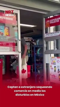 🎥🚨 En medio de los disturbios registrados tras el abat1miento de “El Mencho”, un hombre fue captado presuntamente rob@ndo en una tienda Oxxo.