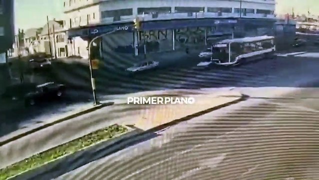 Impactante accidente en La Matanza: un auto se metió en el Metrobús y terminó en llamas