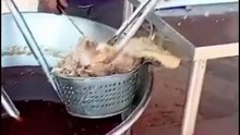 🌮🚗 “Como quiera se ocupa desayunar”. Así se escucha en un video que circula en redes, donde un taquero continúa cortando carne y atendiendo a sus clientes pese a la presencia de autos calcinados tras los bloqueos