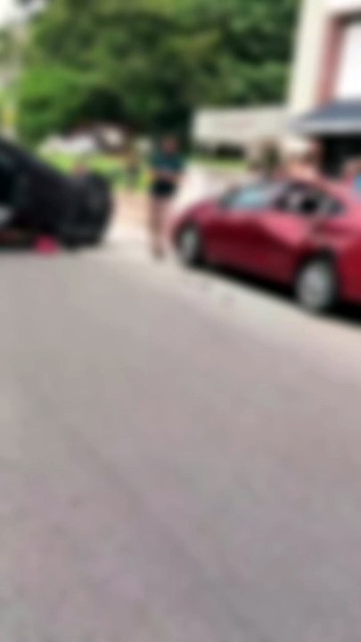 Capotamento trava avenida movimentada e causa trânsito em Florianópolis