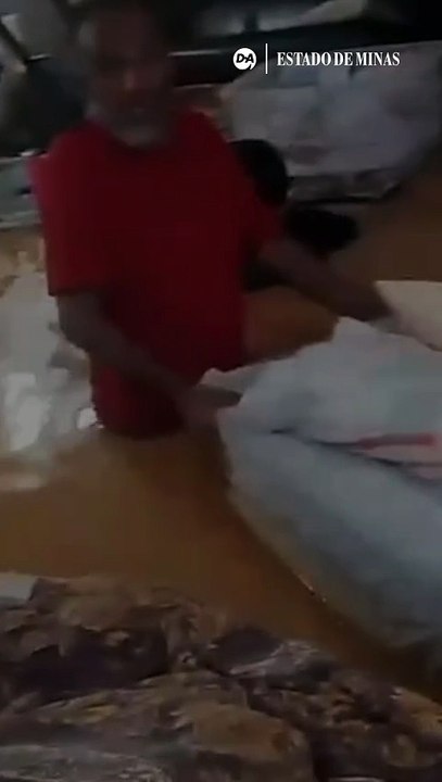 Enchente invade casa de repouso em Ubá e idosos boiam em colchões