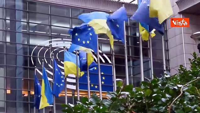 Bandiere Ucraina sventolano al Parlamento Europeo nel 4° anniversario dell'invasione russa
