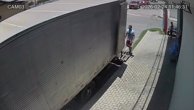 Aposentada sofre fratura após se enroscar em fio de internet solto em Patos