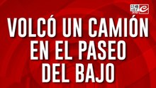 Volcó un camión en el paseo del bajo