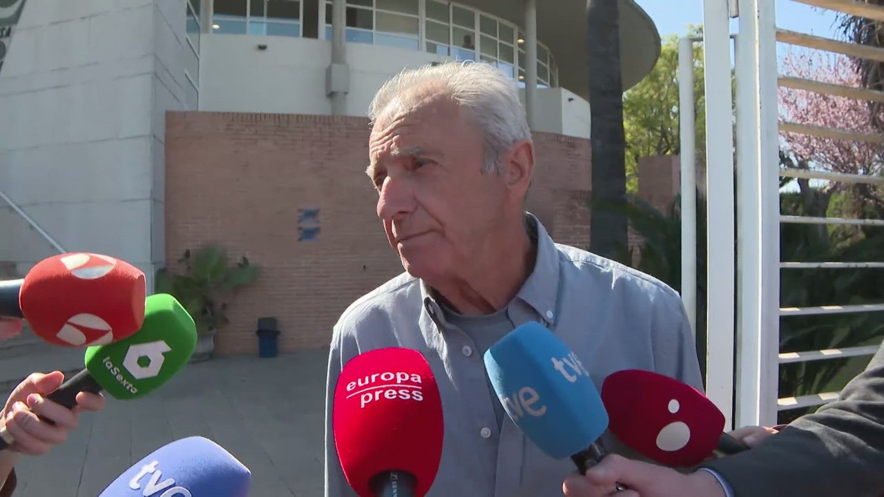 Personas se acercan al tanatorio para recordar al coronel Antonio Tejero