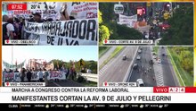 Tensión entre la Policía y manifestantes que marchan contra la Reforma Laboral en el Obelisco