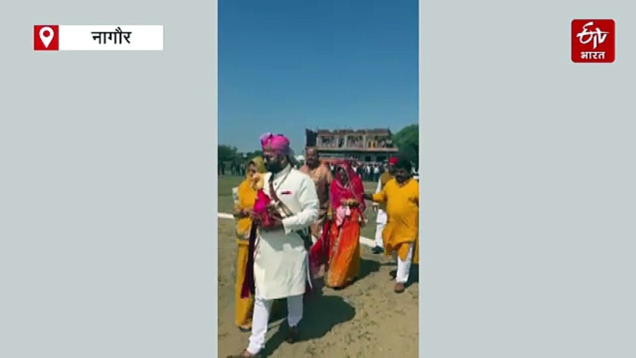 किसान पिता ने बेटी को हेलीकॉप्टर से किया विदा, उड़न खटोला देखने उमड़ी भीड़