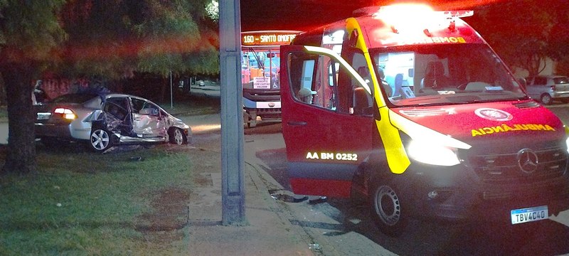 Acidente entre Honda Civic e ônibus deixa motorista ferido no bairro Santo Onofre