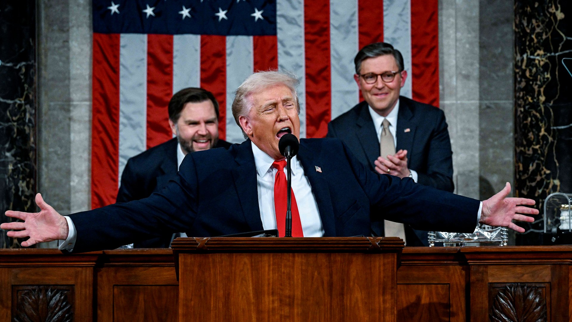En lo que ya se describe como el discurso m�s largo de la historia de Estados Unidos, el presidente Donald Trump present� un Discurso sobre el Estado de la Uni�n cargado de triunfalismo, populismo y provocaci�n. Con la mirada puesta exclusivamente en las elecciones legislativas de noviembre, el mandatario busc� recuperar el control de la narrativa nacional en un evento que prioriz� el espect�culo televisivo y la viralidad por encima de la solemnidad institucional.