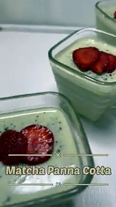 Panna cotta al tè matcha con coulis di lampone