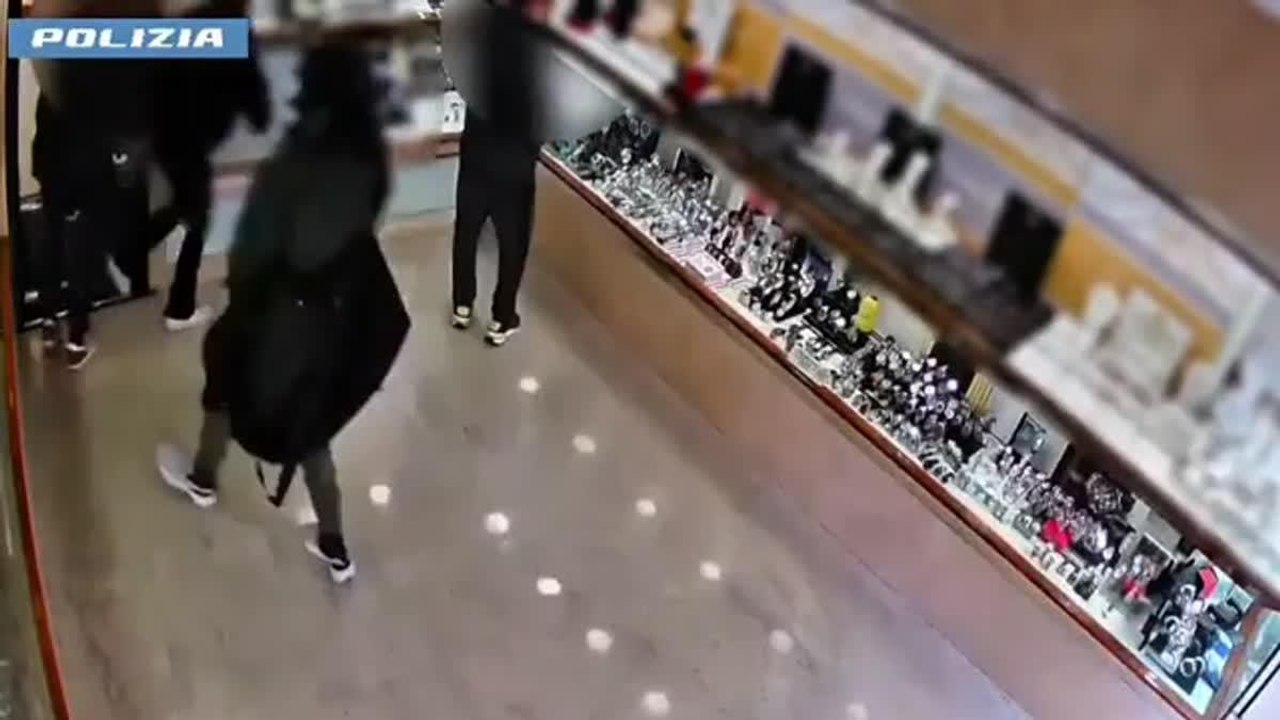 Pistola in pugno e volto coperto: ecco il video dei rapinatori che avevano svaligiato la gioielleria di viale Eritrea a Roma