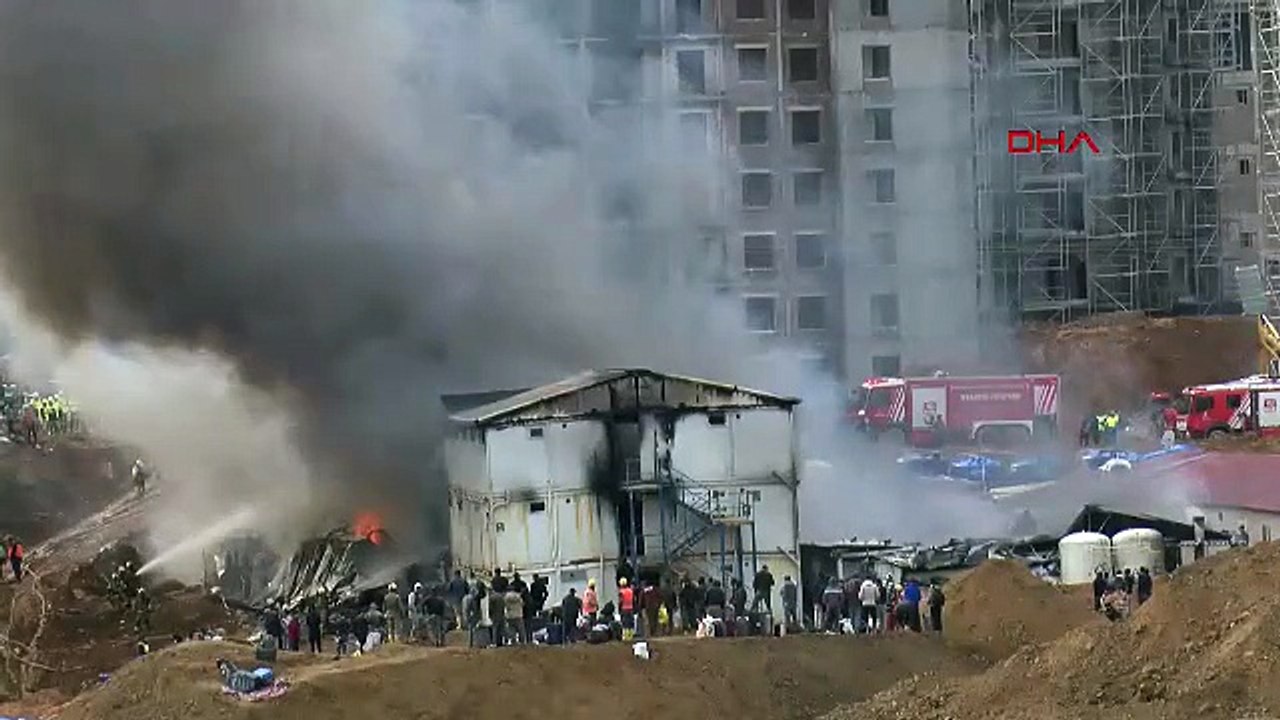 Dev şantiyede korku dolu anlar: İşçilerin kaldığı konteynerler alevlere teslim oldu!