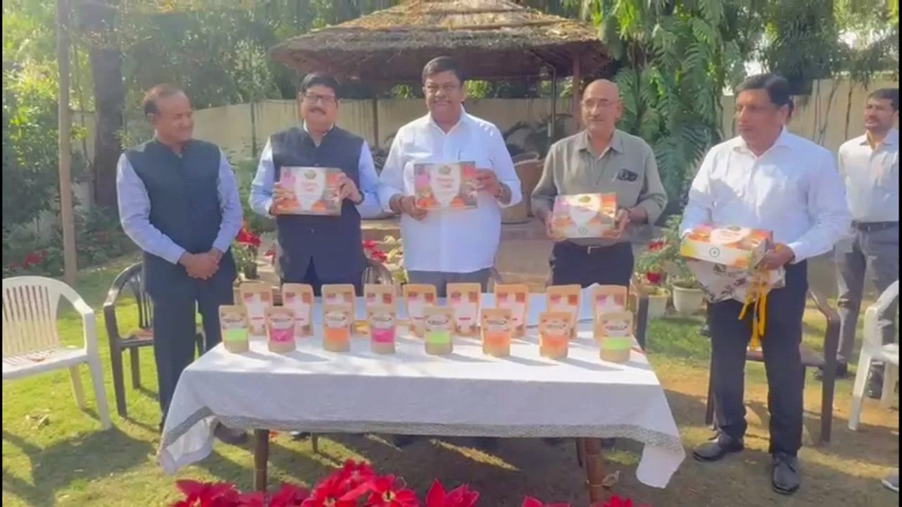 फूलों से बने रंग बिरंगे गुलाल की महक अब वन विभा...