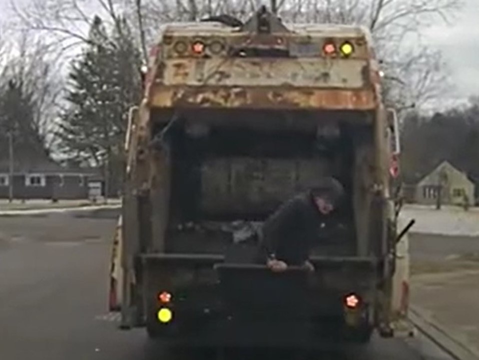 Mann versteckt sich in Mülltonne vor der Polizei