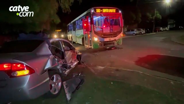 Colisão entre carro e ônibus deixa homem ferido no Santo Onofre