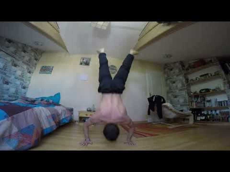 Man Performs 20 Handstand Pushups in Under 30 Seconds