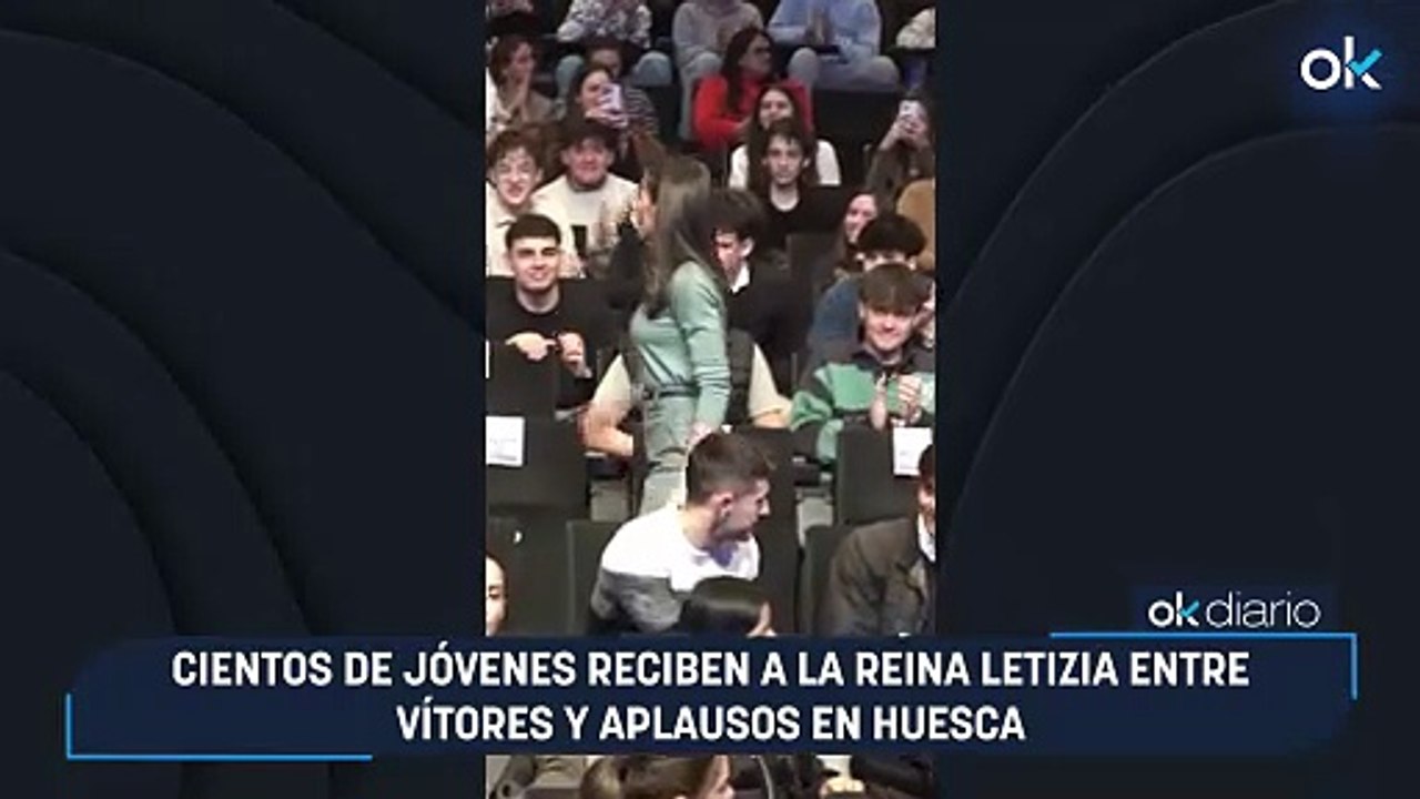 Cientos de jóvenes reciben a la Reina Letizia entre vítores y aplausos en Huesca