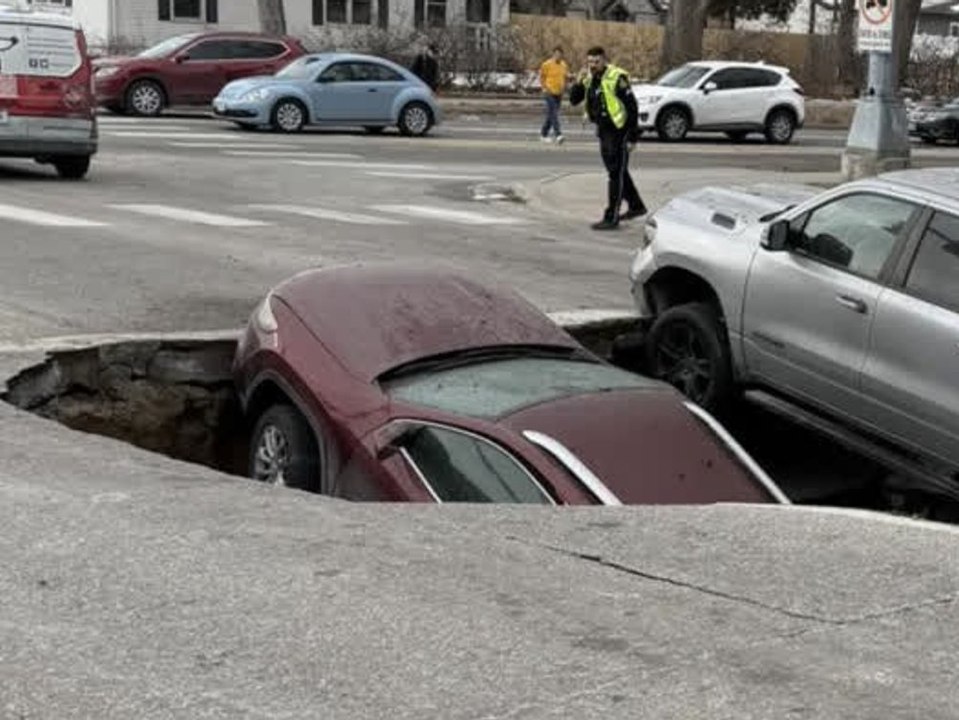 Senkloch verschluckt Autos an einer Ampel