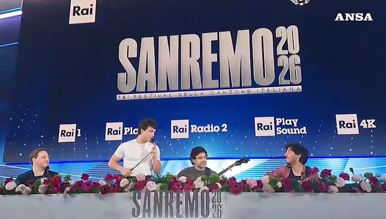 Leo Gassmann canta ai giornalisti a Sanremo il brano "Oltre"