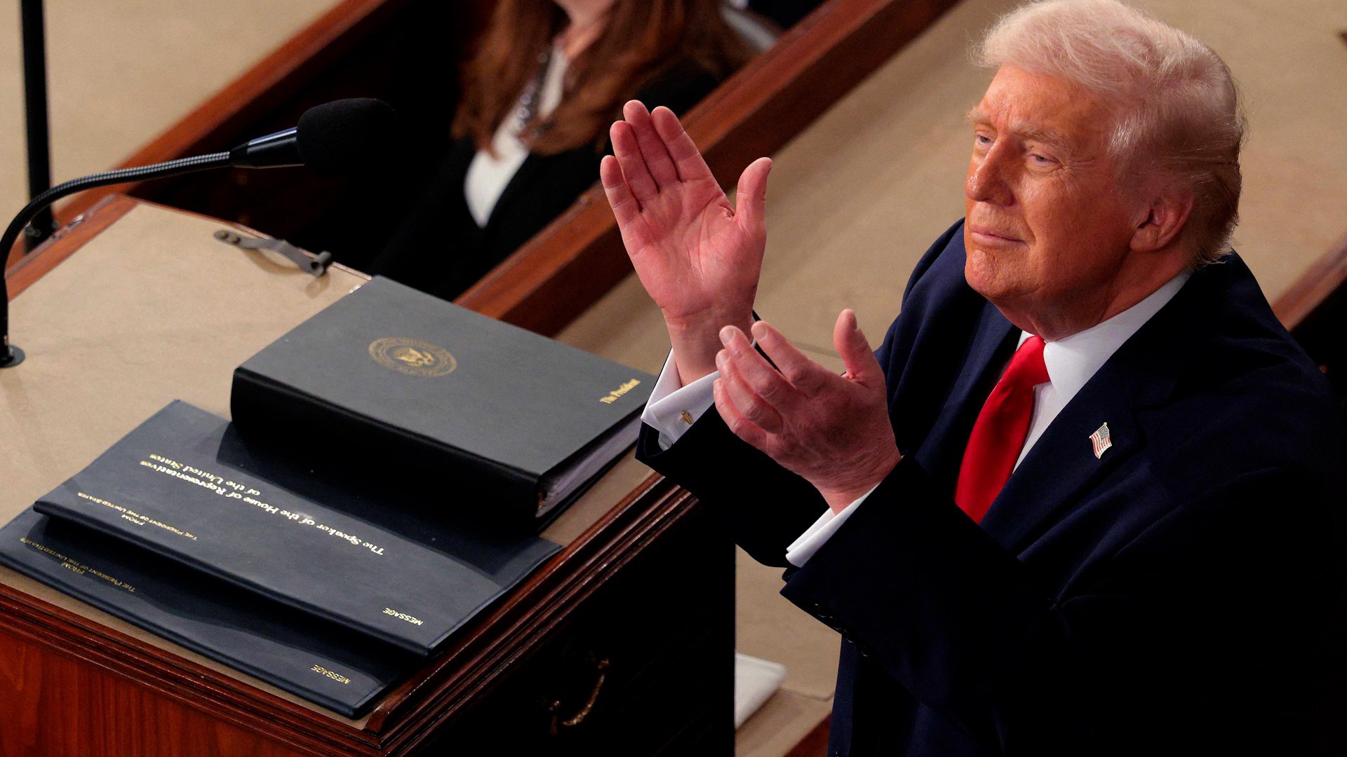 Desde el Capitolio, en el marco del Discurso sobre el Estado de la Uni�n, el presidente de Estados Unidos ha lanzado un mensaje de advertencia terminal al r�gimen de Teher�n. En medio del mayor despliegue de barcos y portaaviones en la regi�n en dos d�cadas, el mandatario asegur� que, aunque buscar� la paz, "jam�s permitir� que el principal patrocinador mundial del terrorismo tenga un arma nuclear". Esta declaraci�n fue recibida con ovaciones y c�nticos de "USA, USA" por parte de los legisladores presentes.