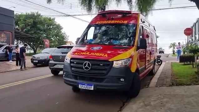 Colisão entre Palio e Biz deixa motociclista ferido no bairro Neva, em Cascavel