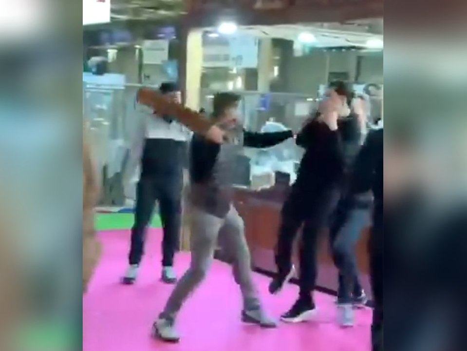 Wilde Prügelei: Messegäste verhauen sich mit Käseplatten