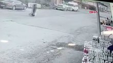 Kamyonetin kasasının açılan kapağı, yayaya çarptı!