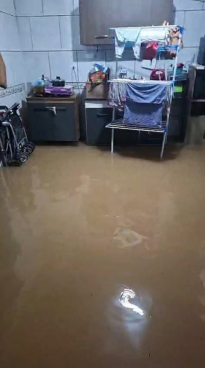 "Ninguém dormiu", diz morador de Palhoça que teve a casa invadida pela água da chuva