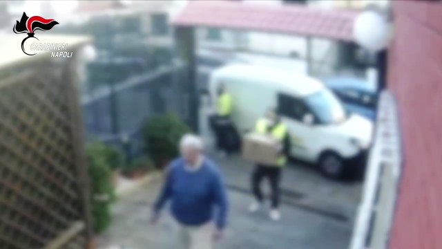 Napoli, finti postini legano 86enne e portano via 25mila euro: due arresti dopo un anno di indagini (25.02.26)